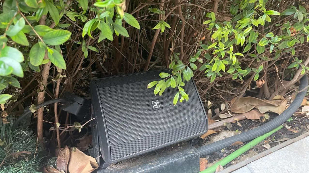 Loa Electro-Voice lắp đặt ngoài trời nhà hàng Grand Hyatt