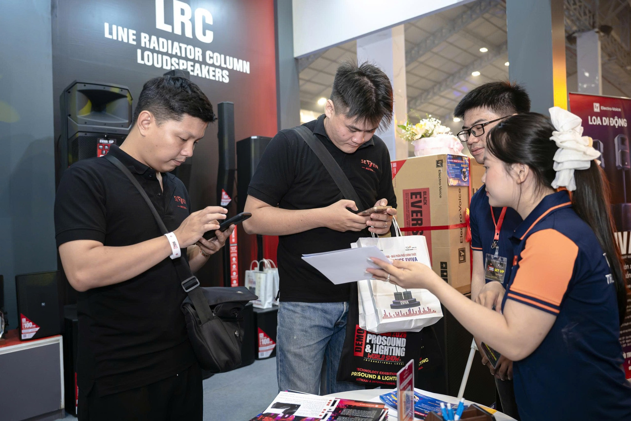 Khách hàng có mặt tại gian hàng Electro-Voice và Dynacrod