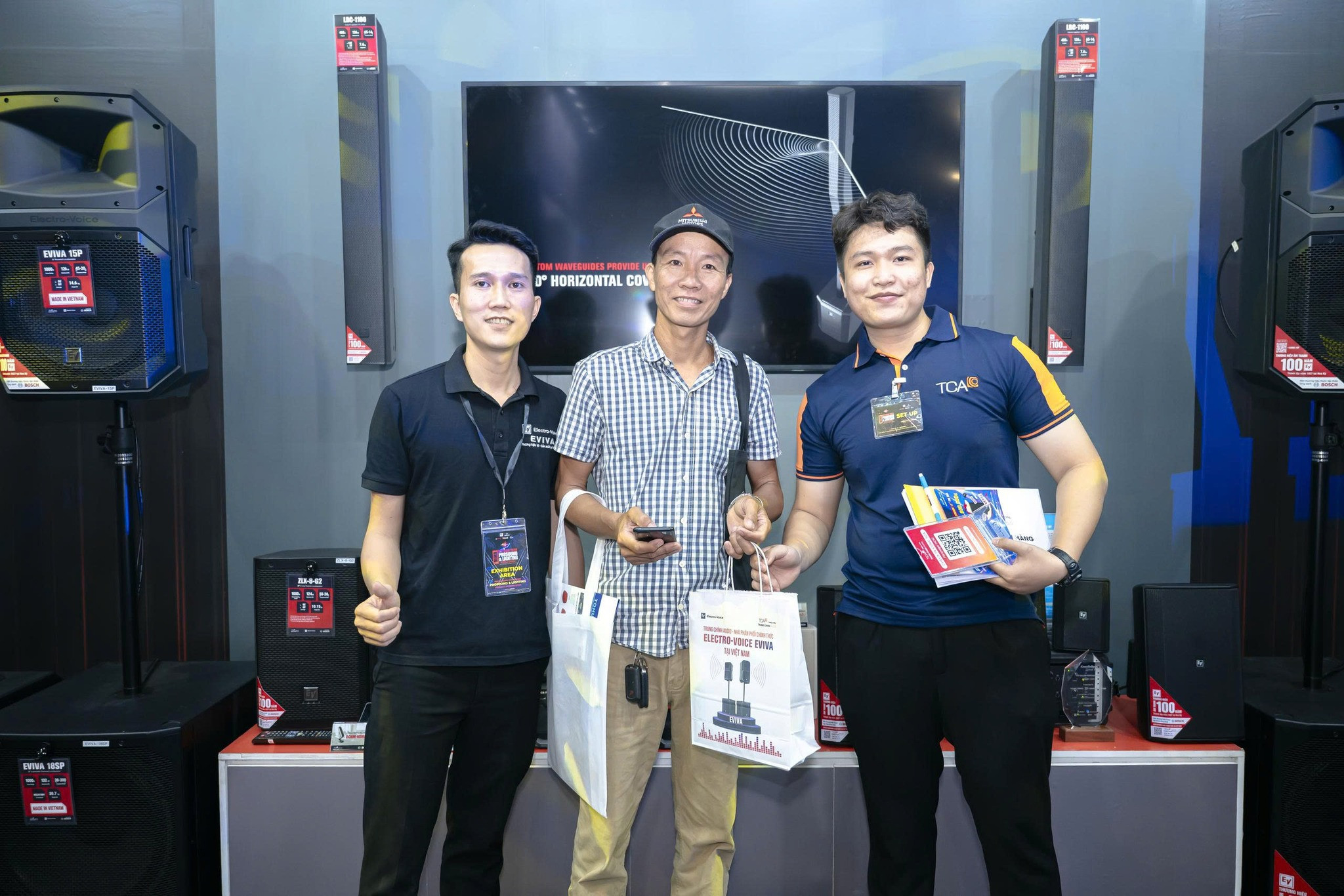 Khách hàng nhận quà tặng tại gian hàng TCA - Trung Chính Audio