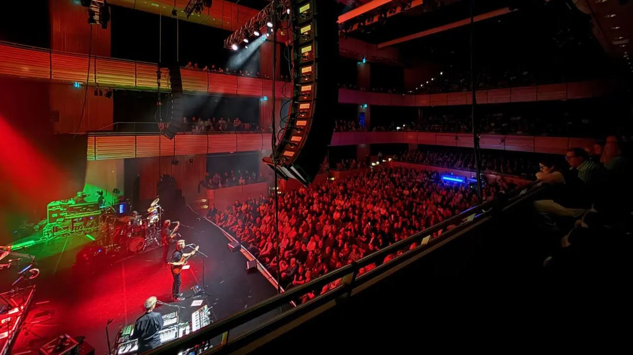 Level 42 gây bão với hệ thống Electro-Voice X2 & Dynacord TGX trong chuyến lưu diễn